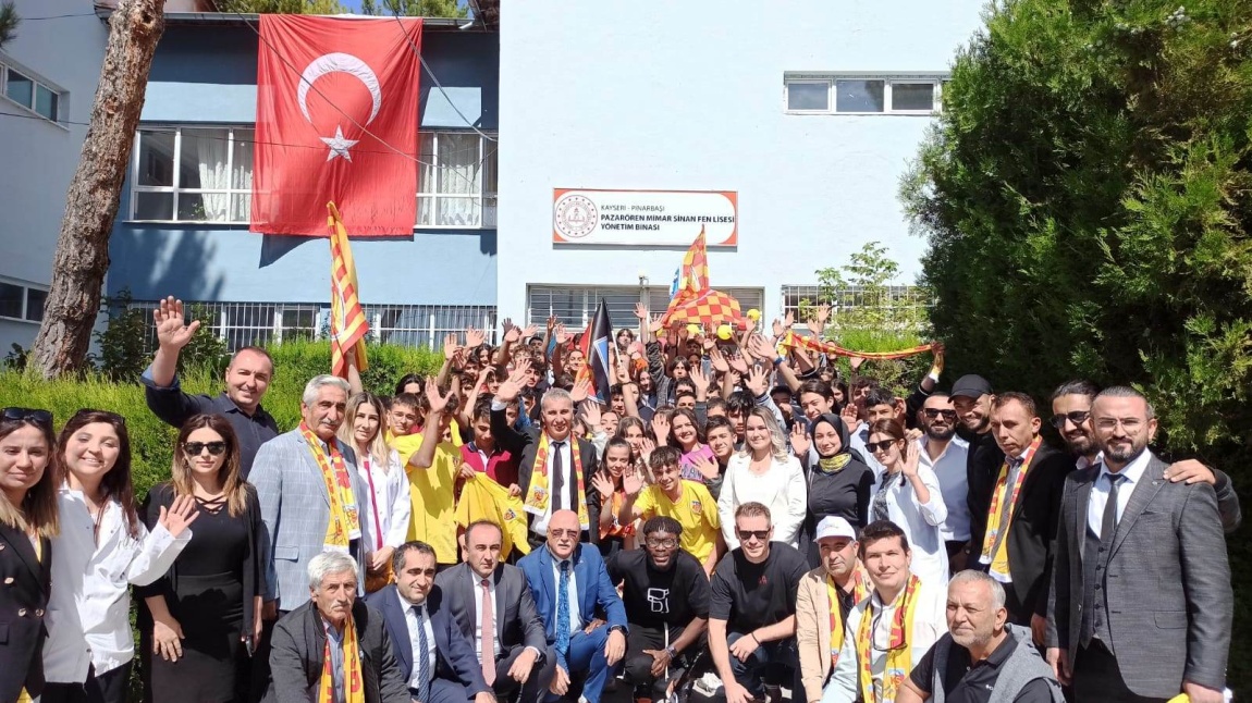 Mondihome Kayserispor futbolcuları, okulumuzda öğrencilerimiz ile bir araya geldi.